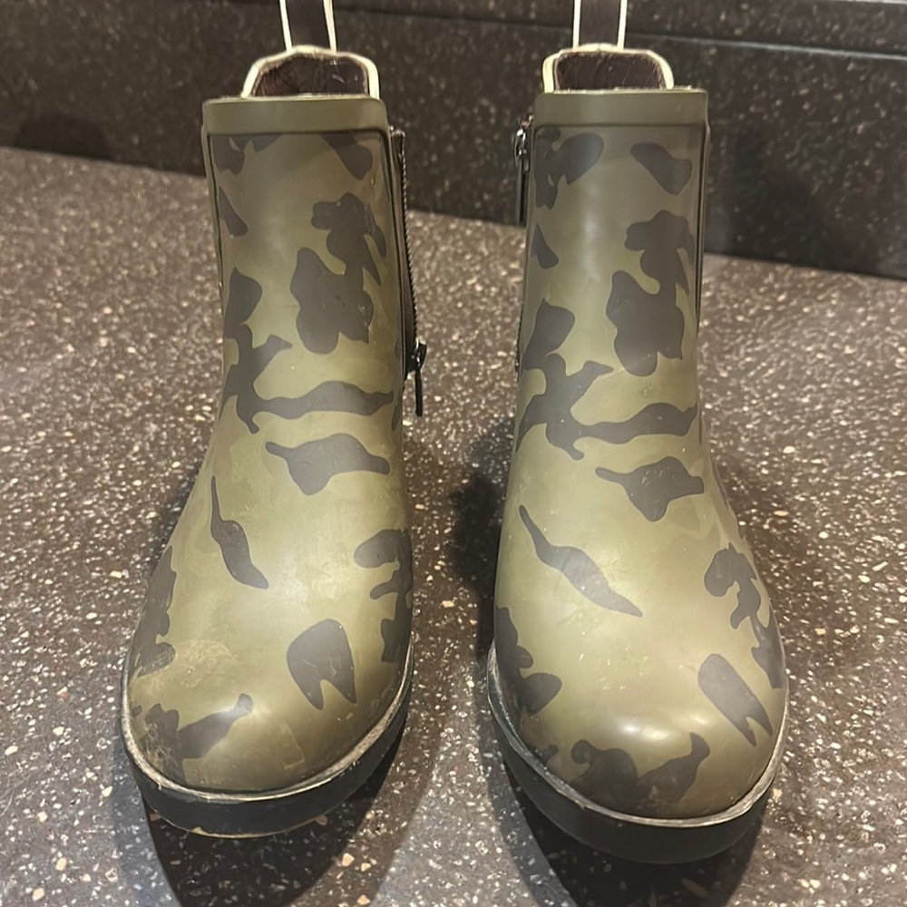 Lucky Brand Camo Print Basel H2O Chelsea Rain Boots Size 9